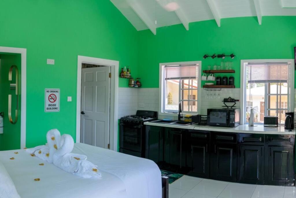Maggie'S Inn Soufriere Exterior photo